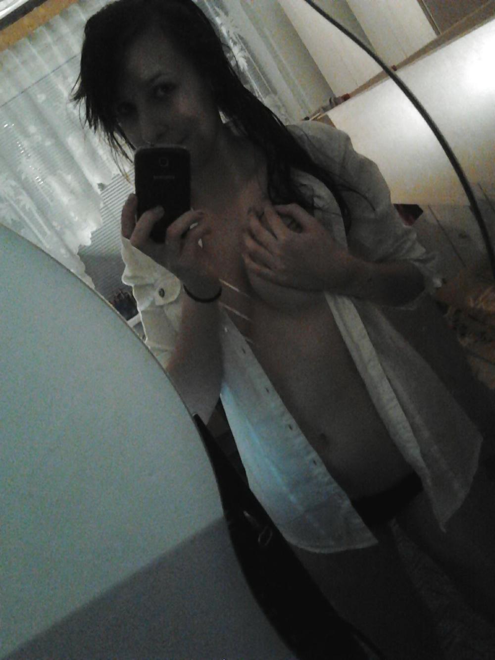 25P Selfie cell phone girl