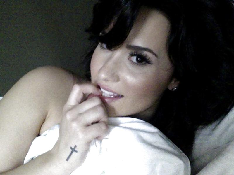 12P Demi Lovato Leaked Cell Phone Photo's