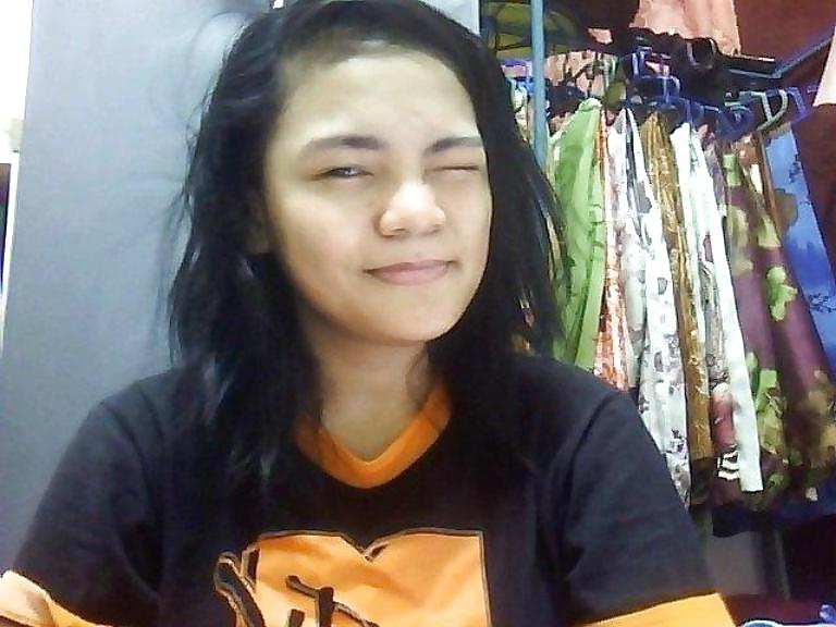 7P Malay babe showing boobs 