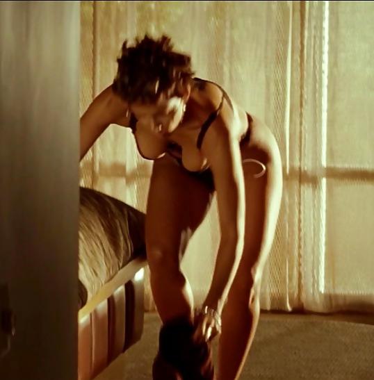 21P Halle Berry Smoking Hot