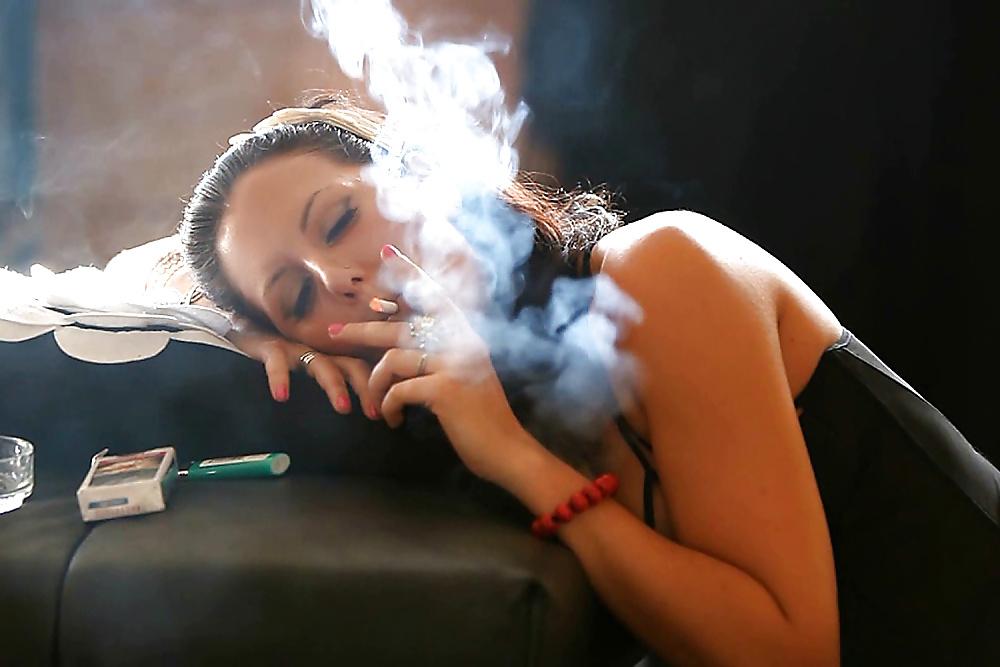 10P Wanking pics: hot smoking women 3