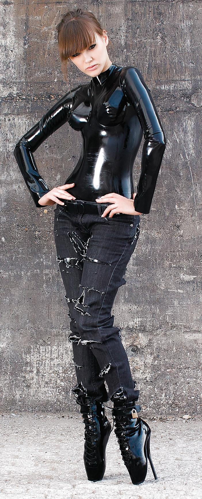 11P Sexy Model in Latex and Ballet Boots 2