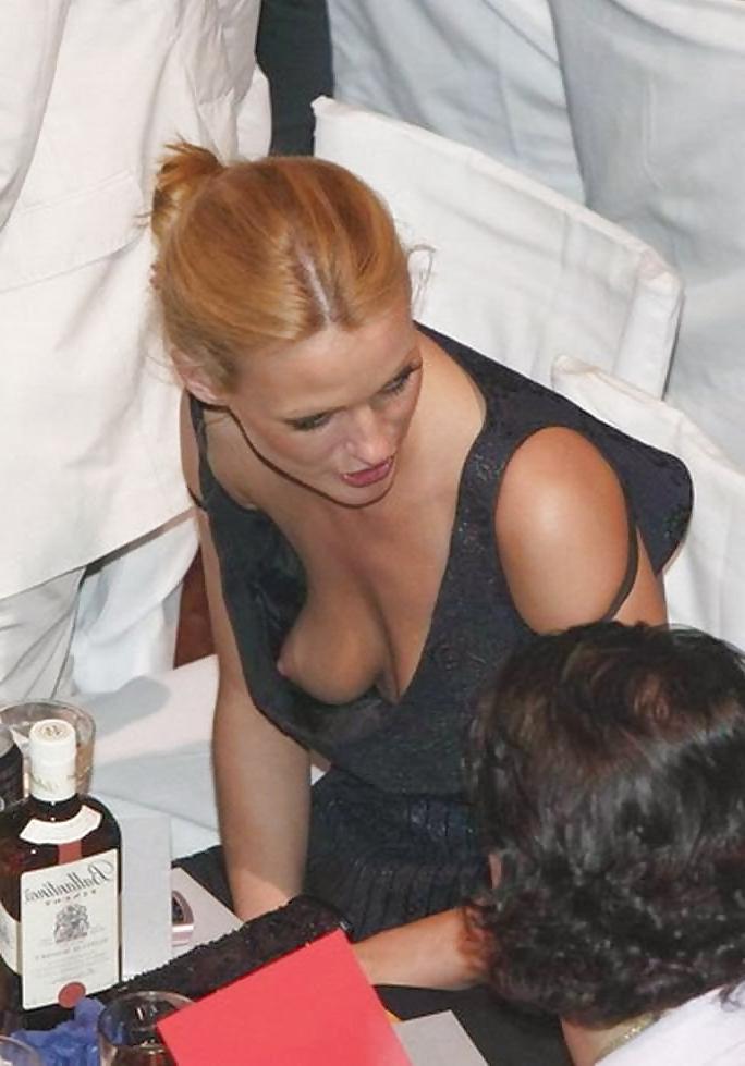 14P Tits out!!!!! (voyeur)