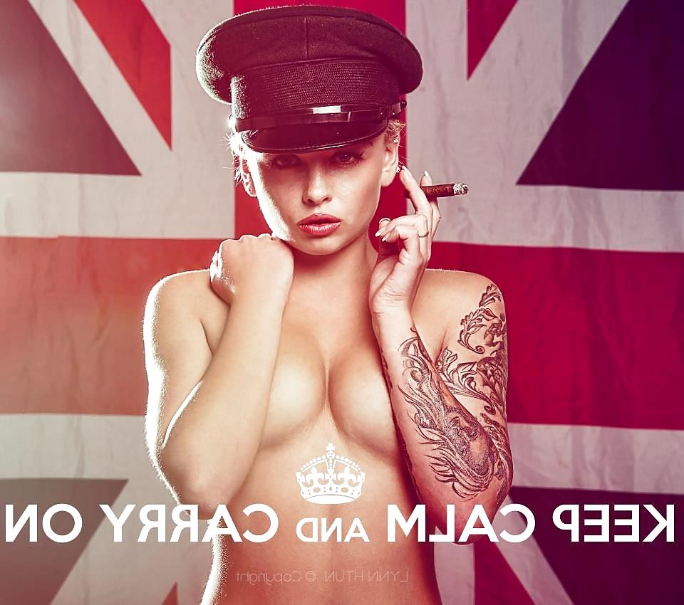25P Britische Babes, die die Unionsflagge hissen 3