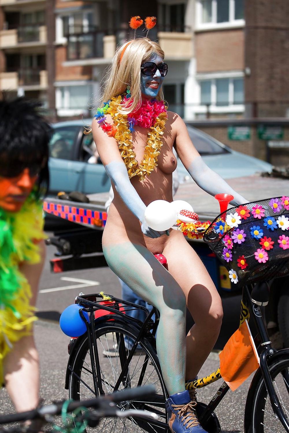 25P Bicycle Girls - Fahrrad fahren im Fruehling
