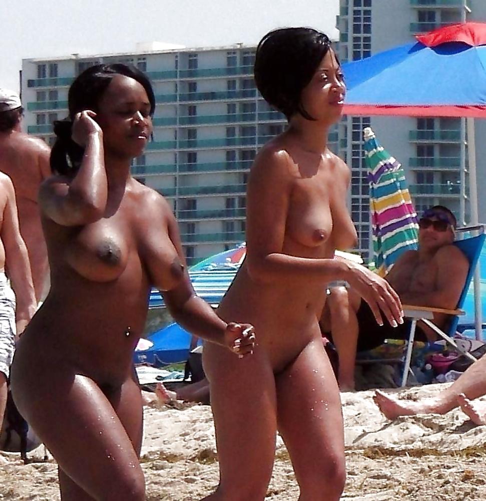 25P Topless Nude Beach Babes