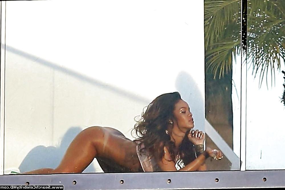 25P Rihanna Bottomless Bare Ass Photoshoot In L.A