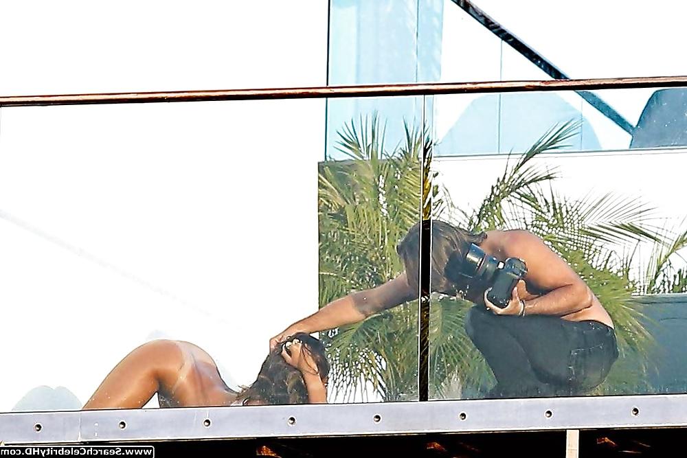 25P Rihanna Bottomless Bare Ass Photoshoot In L.A