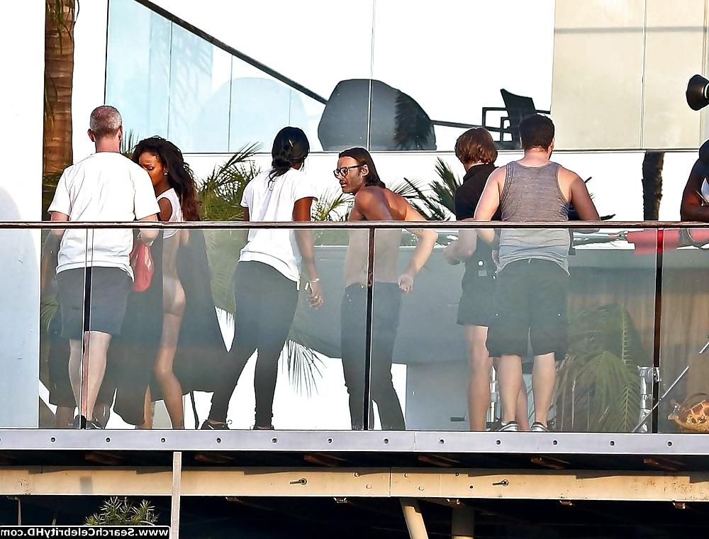 25P Rihanna Bottomless Bare Ass Photoshoot In L.A