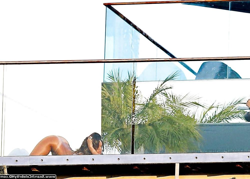 25P Rihanna Bottomless Bare Ass Photoshoot In L.A