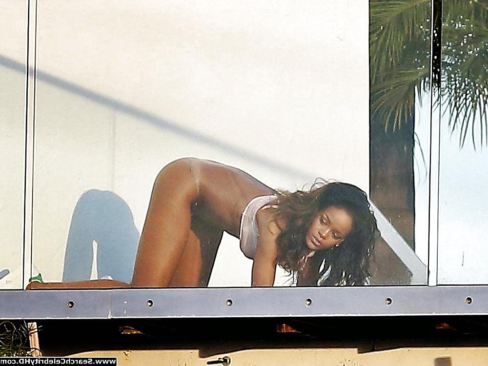 25P Rihanna Bottomless Bare Ass Photoshoot In L.A