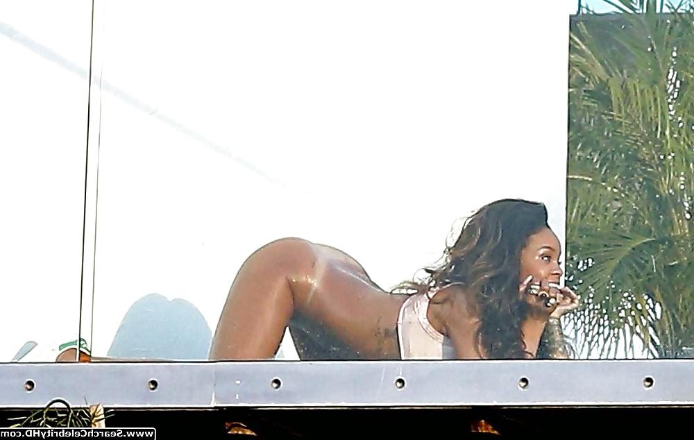 25P Rihanna Bottomless Bare Ass Photoshoot In L.A