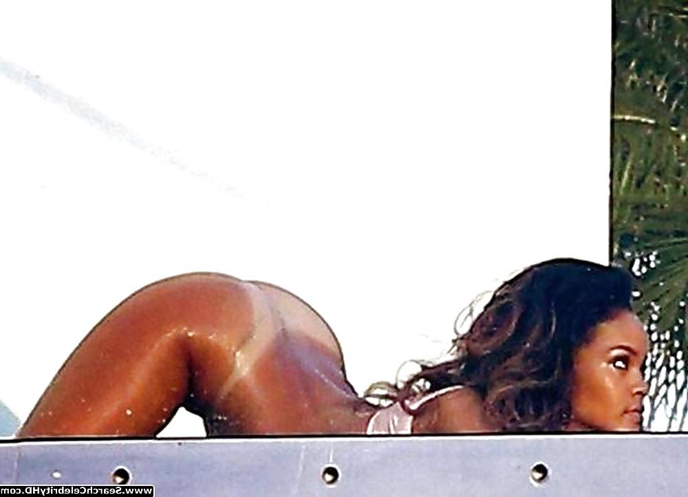 25P Rihanna Bottomless Bare Ass Photoshoot In L.A