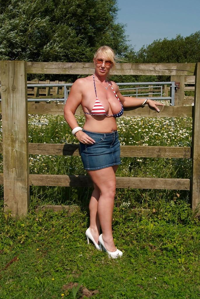 18P Hot MILF MelodyUK In American Flag Bikini