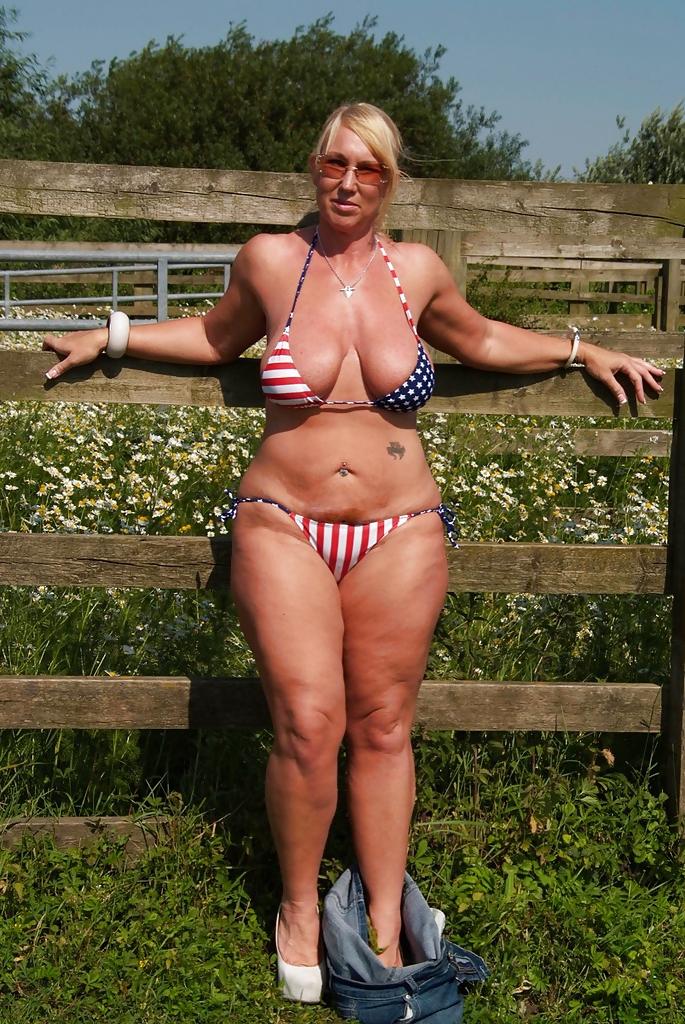 18P Hot MILF MelodyUK In American Flag Bikini