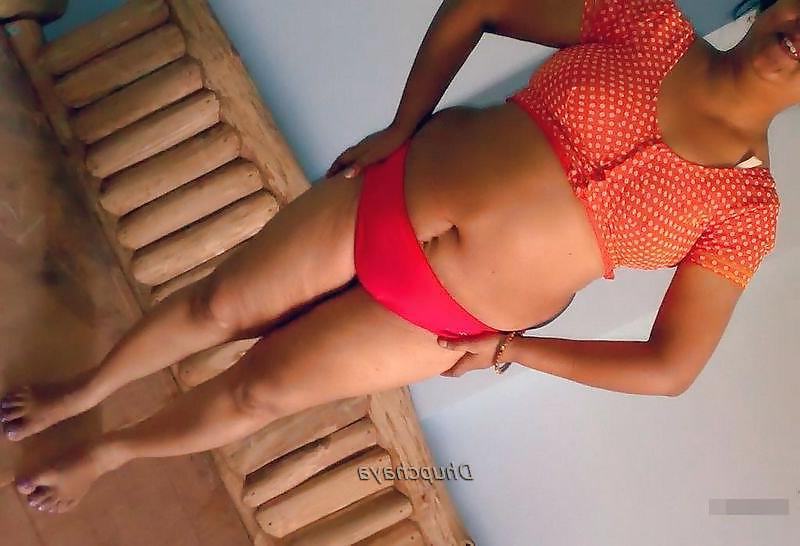 4P Indian MILF aunty posing in blouse and pink panty