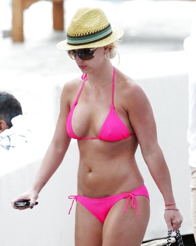 17P Britney Spears (Babes With Big Boobs)