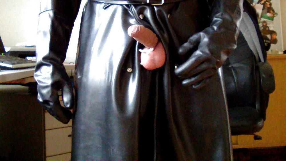 15P Masturbating in full Rubber ( Latex Gummi )