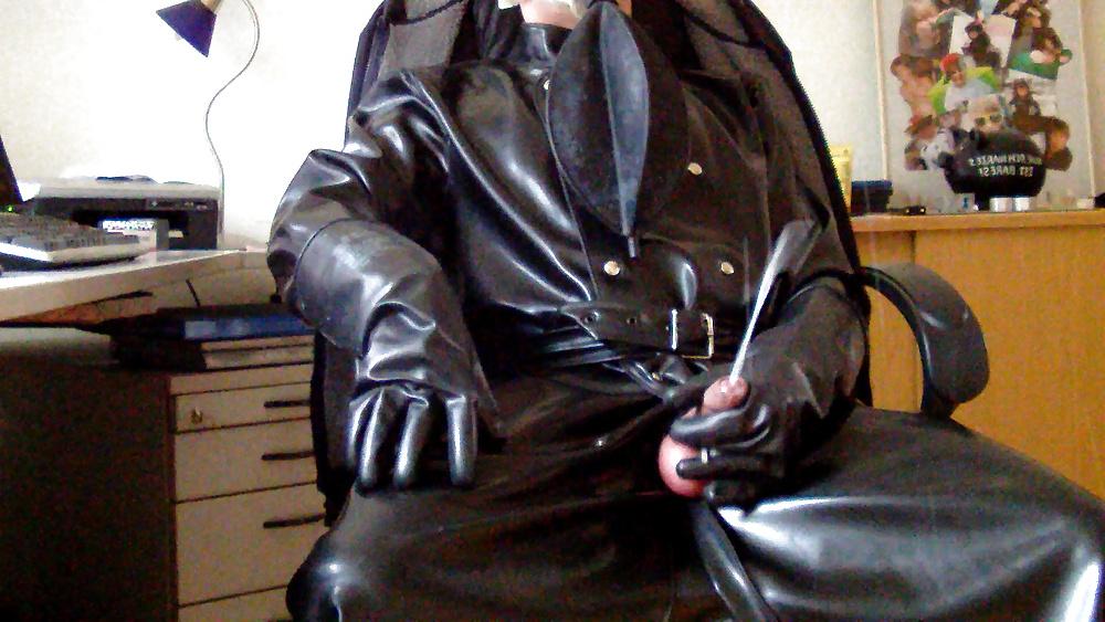 15P Masturbating in full Rubber ( Latex Gummi )