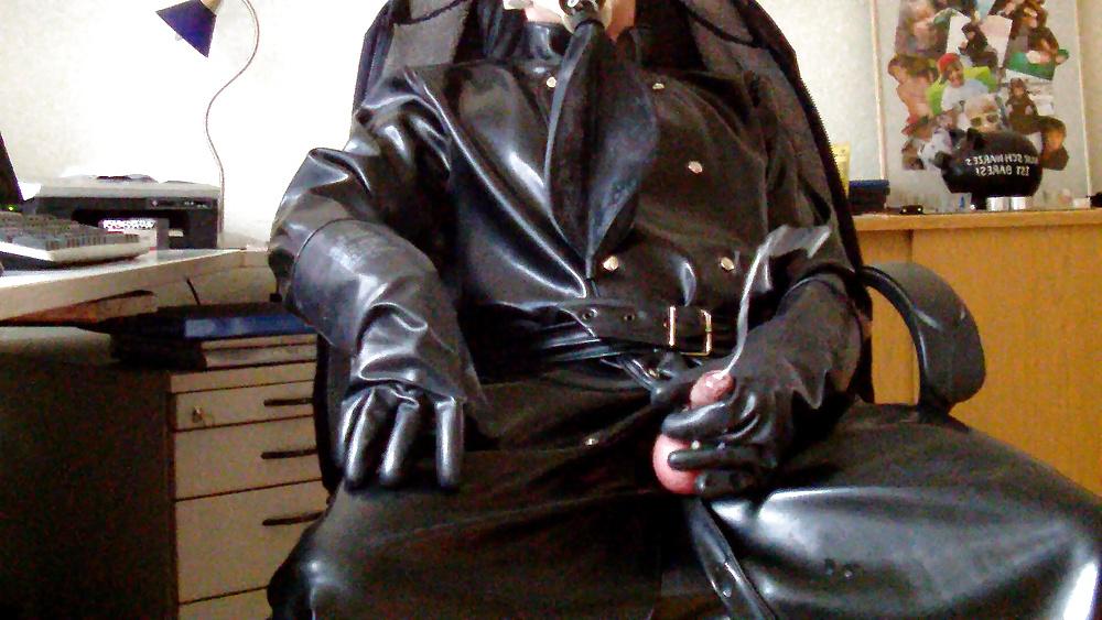 15P Masturbating in full Rubber ( Latex Gummi )