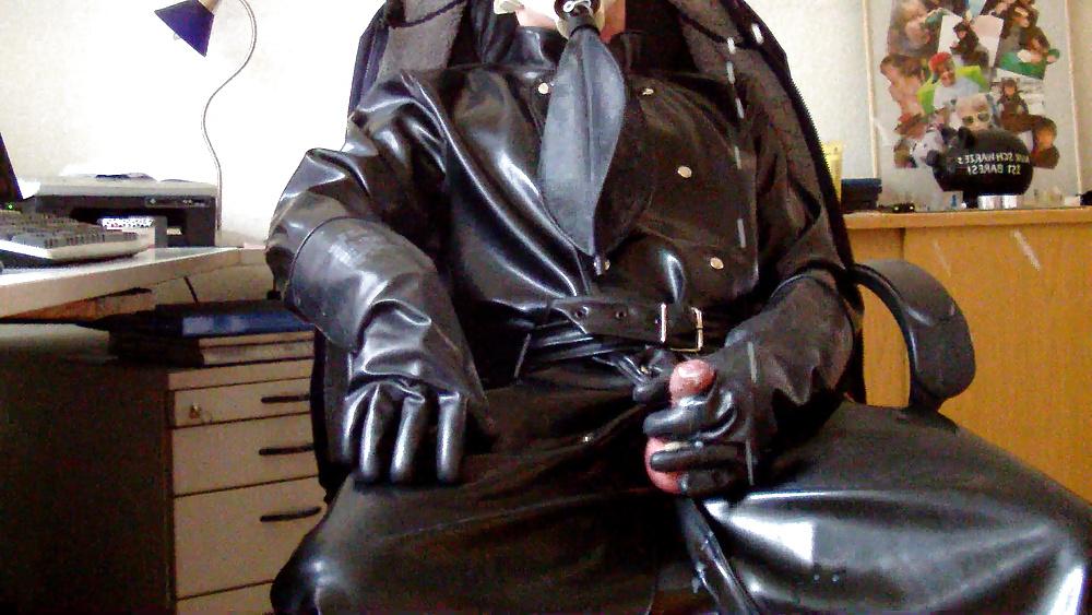 15P Masturbating in full Rubber ( Latex Gummi )