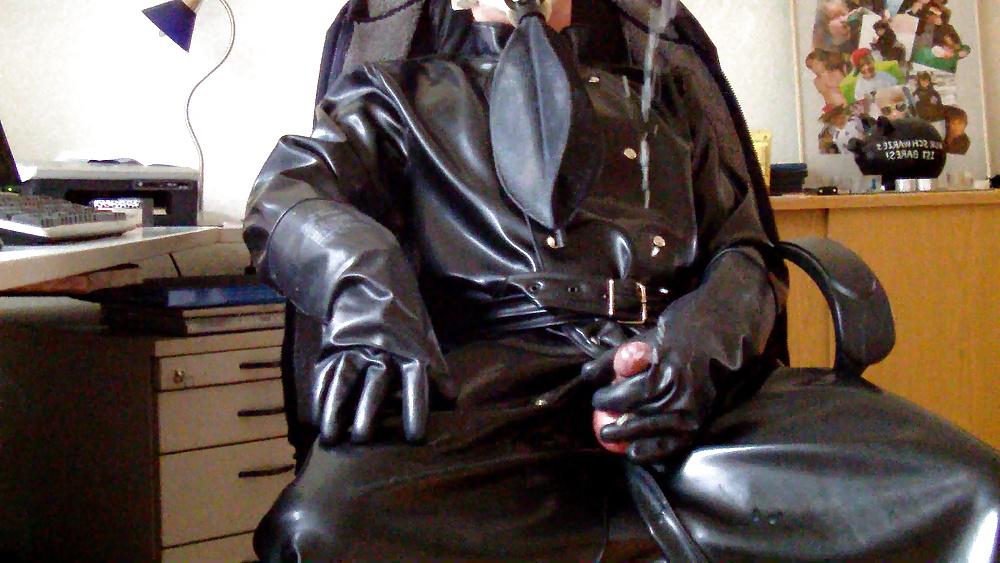 15P Masturbating in full Rubber ( Latex Gummi )