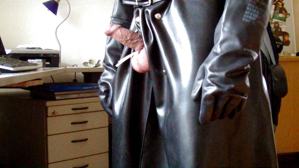 15P Masturbating in full Rubber ( Latex Gummi )
