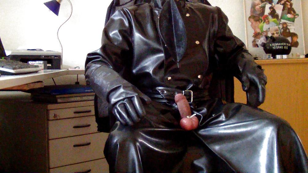 15P Masturbating in full Rubber ( Latex Gummi )