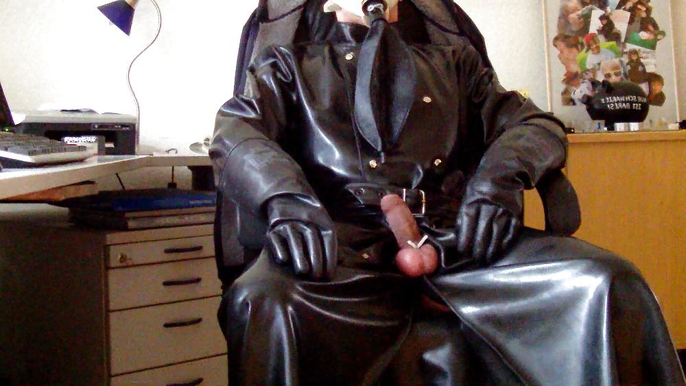 15P Masturbating in full Rubber ( Latex Gummi )