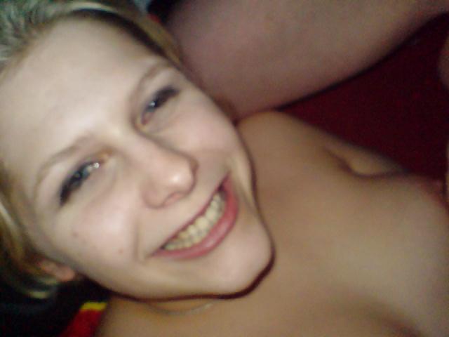 25P AMATEUR BITCH THREESOME 2