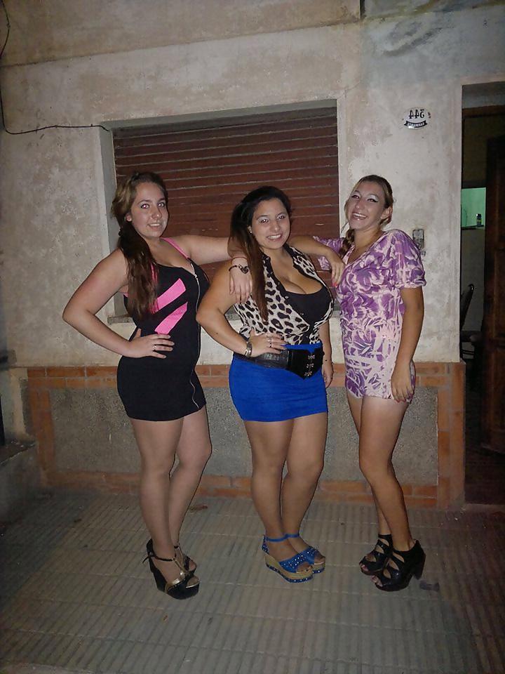 25P Argentine Girl With Huge Boobs