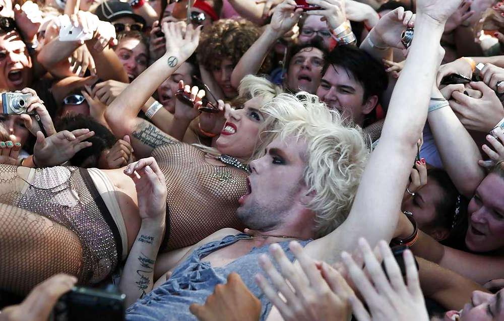 25P Lady Gaga boobs with stars on her nipples on the stage