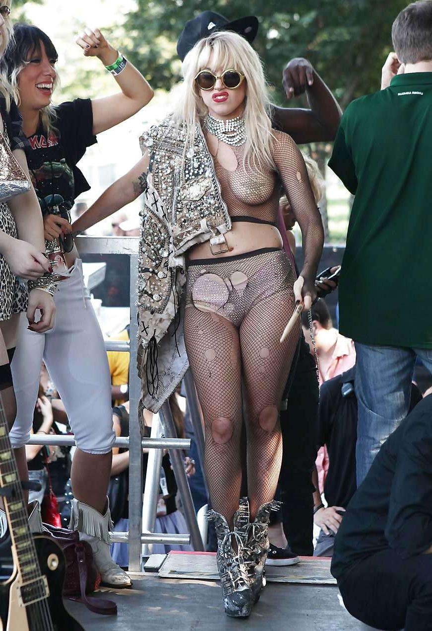 25P Lady Gaga boobs with stars on her nipples on the stage
