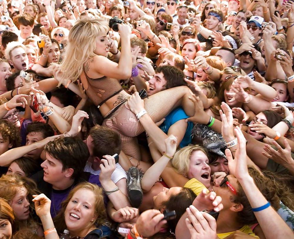 25P Lady Gaga boobs with stars on her nipples on the stage