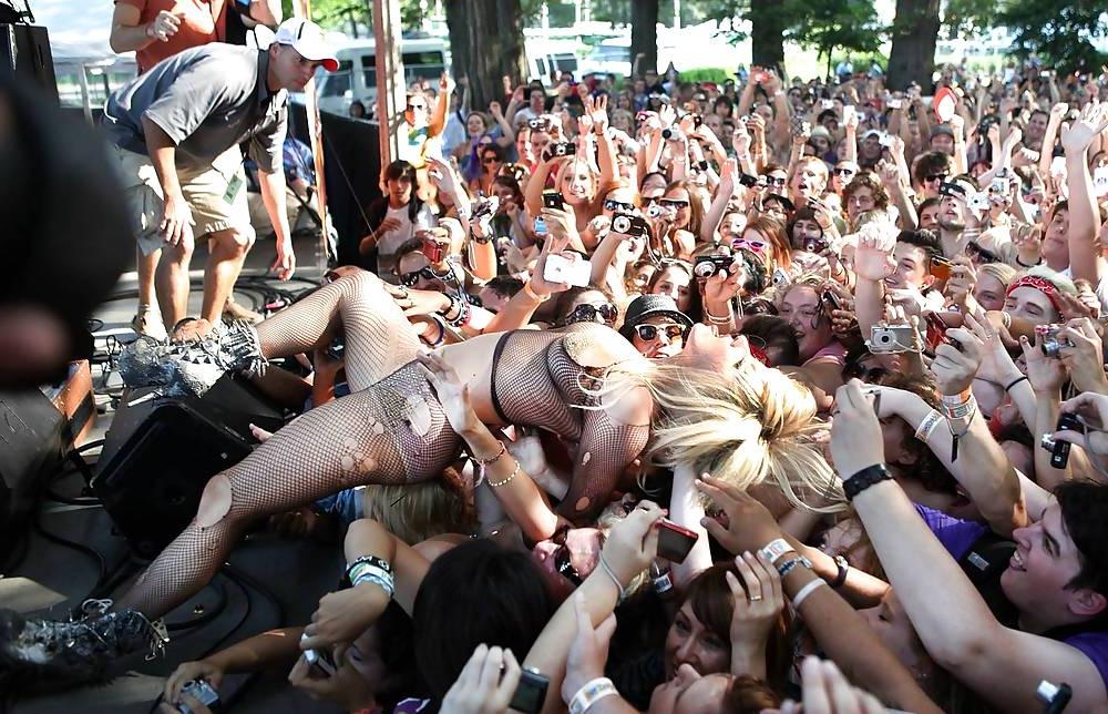 25P Lady Gaga boobs with stars on her nipples on the stage