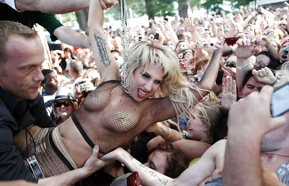 25P Lady Gaga boobs with stars on her nipples on the stage