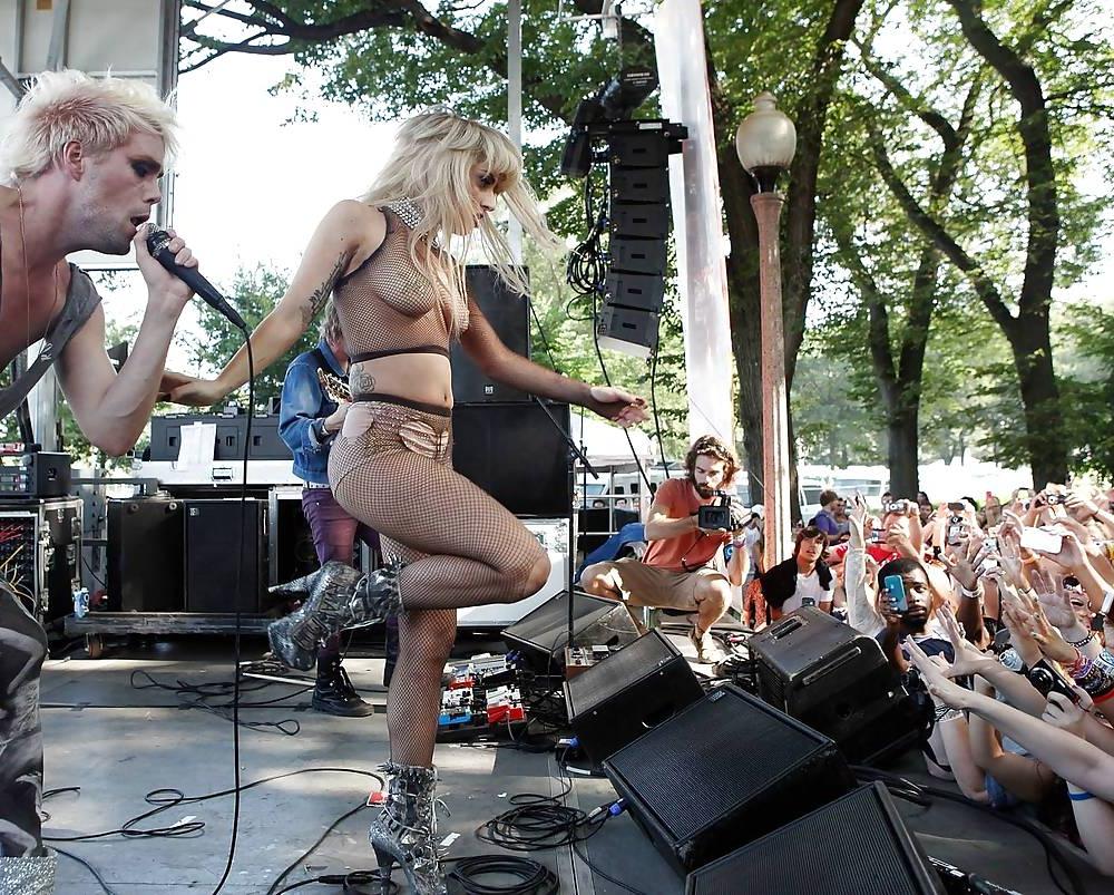 25P Lady Gaga boobs with stars on her nipples on the stage