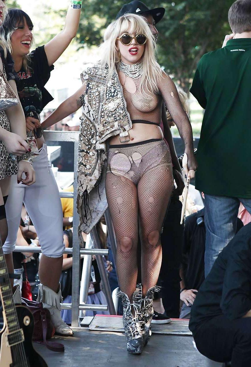 25P Lady Gaga boobs with stars on her nipples on the stage
