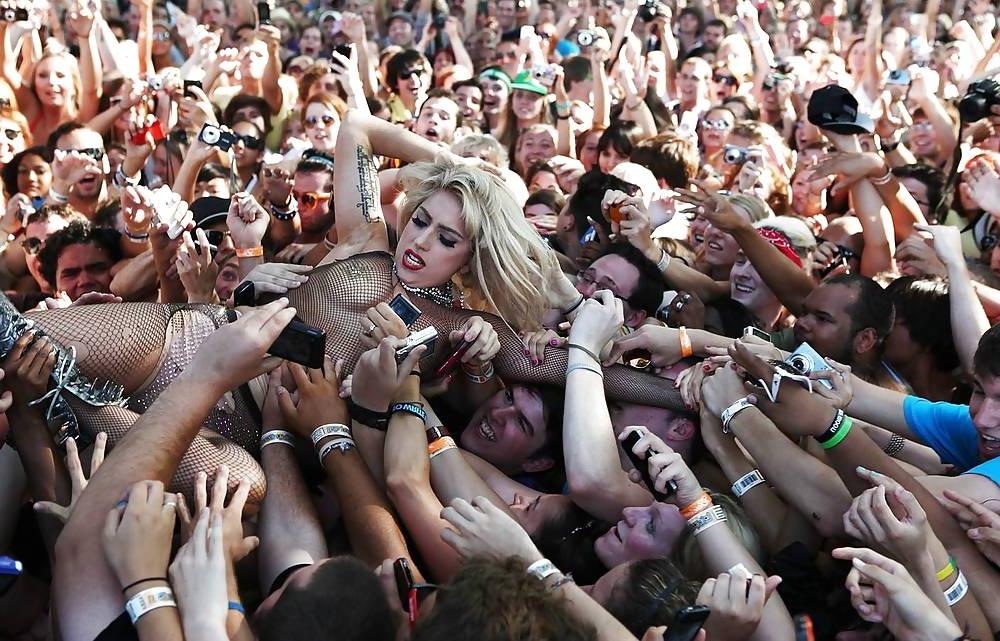 25P Lady Gaga boobs with stars on her nipples on the stage