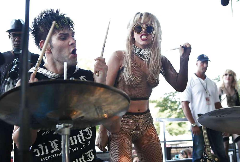 25P Lady Gaga boobs with stars on her nipples on the stage