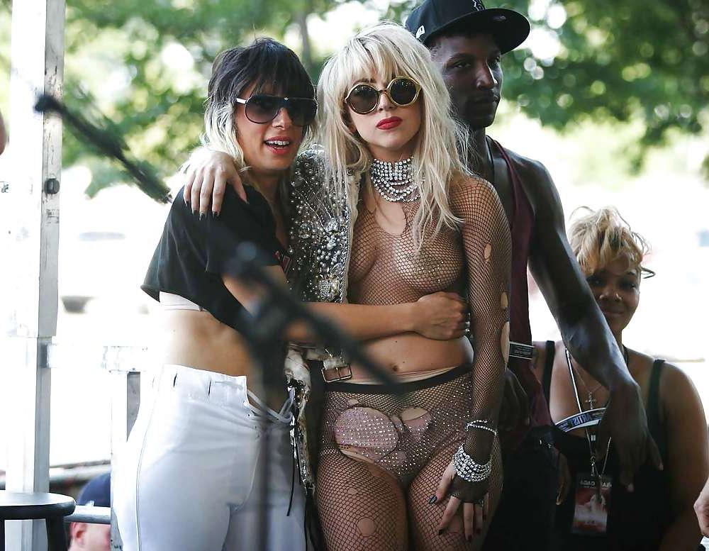 25P Lady Gaga boobs with stars on her nipples on the stage