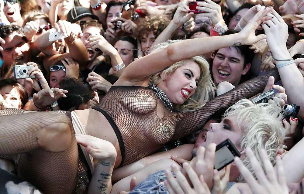 25P Lady Gaga boobs with stars on her nipples on the stage