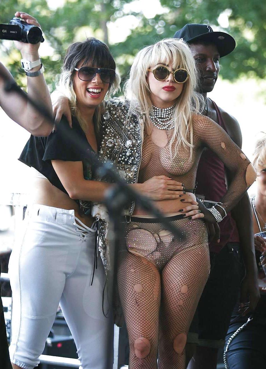 25P Lady Gaga boobs with stars on her nipples on the stage