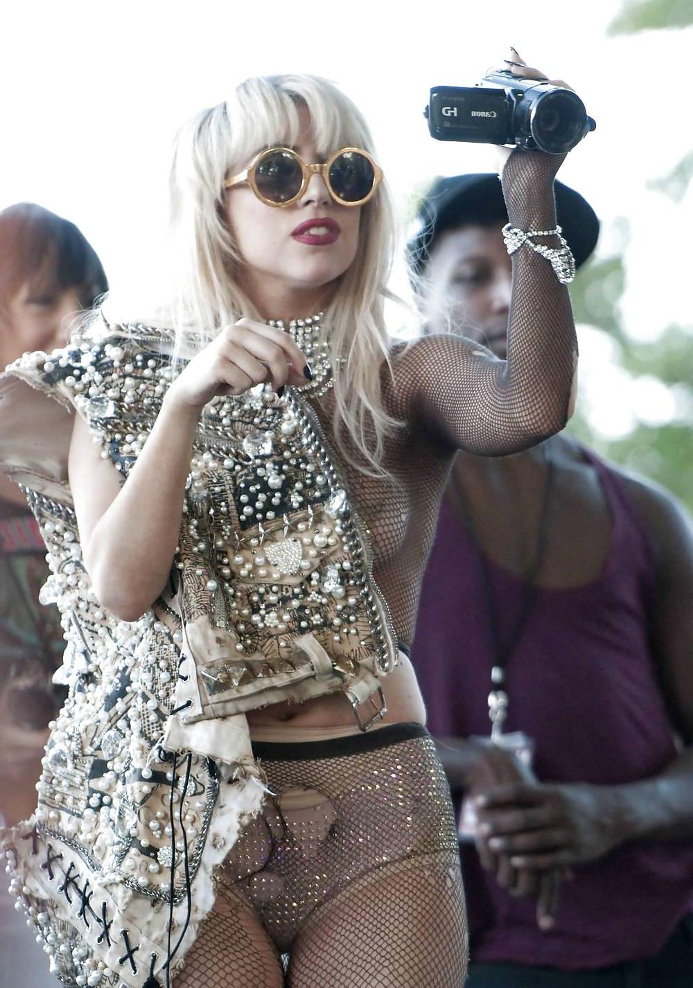 25P Lady Gaga boobs with stars on her nipples on the stage
