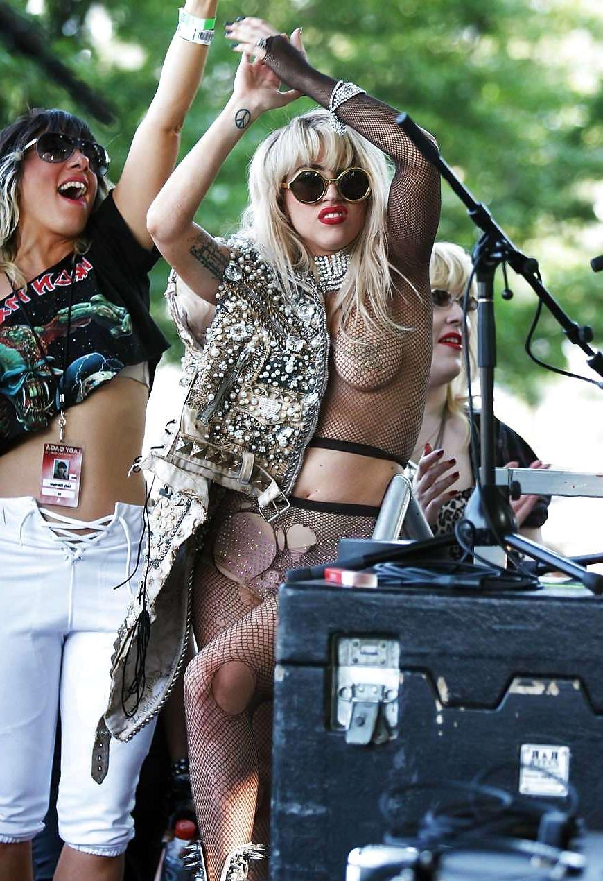 25P Lady Gaga boobs with stars on her nipples on the stage