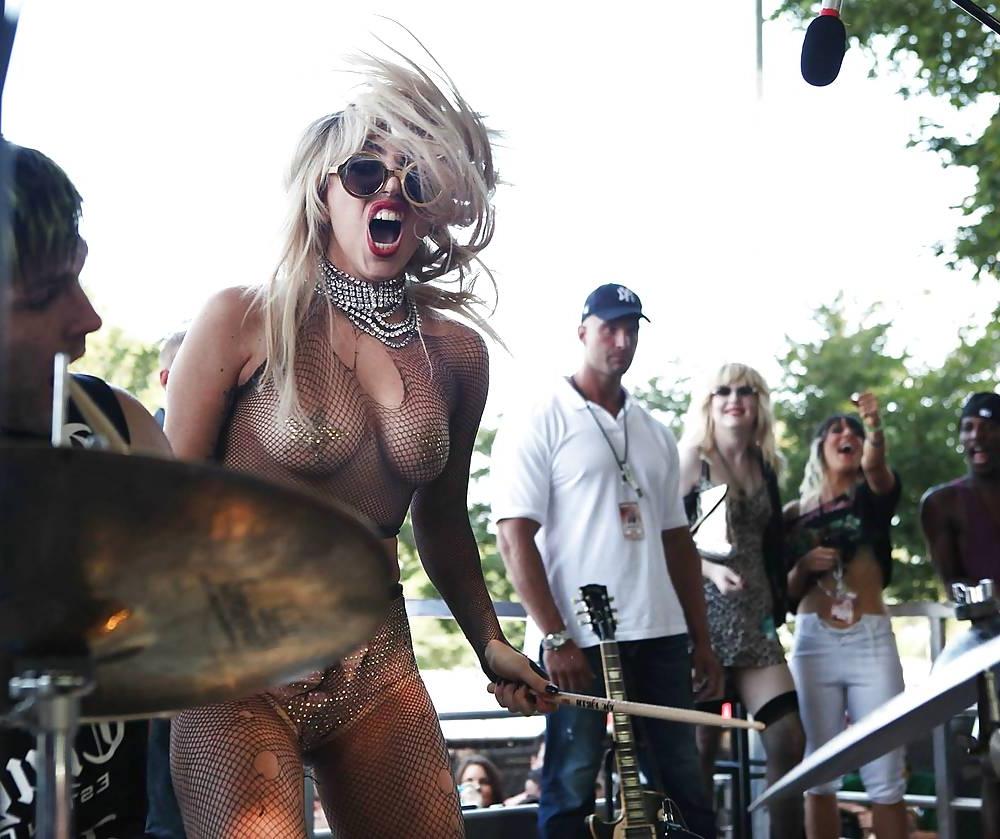 25P Lady Gaga boobs with stars on her nipples on the stage