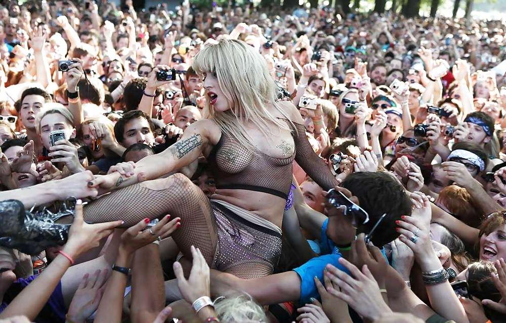 25P Lady Gaga boobs with stars on her nipples on the stage