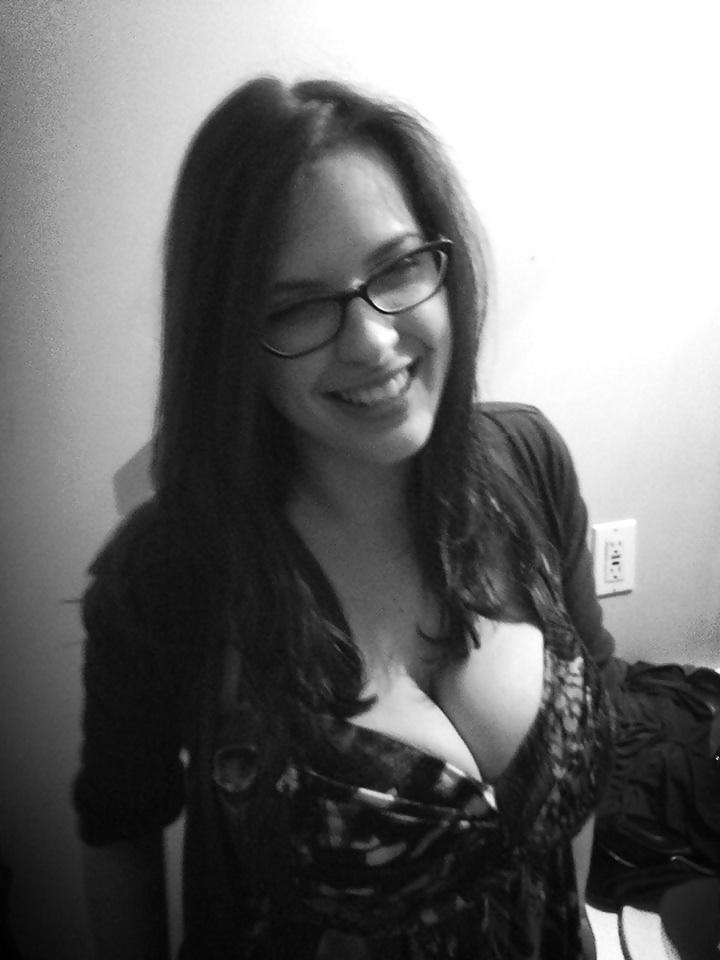 22P Busty American Girl