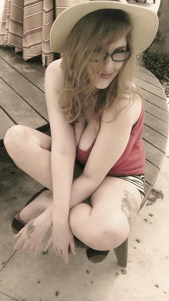 22P Busty American Girl