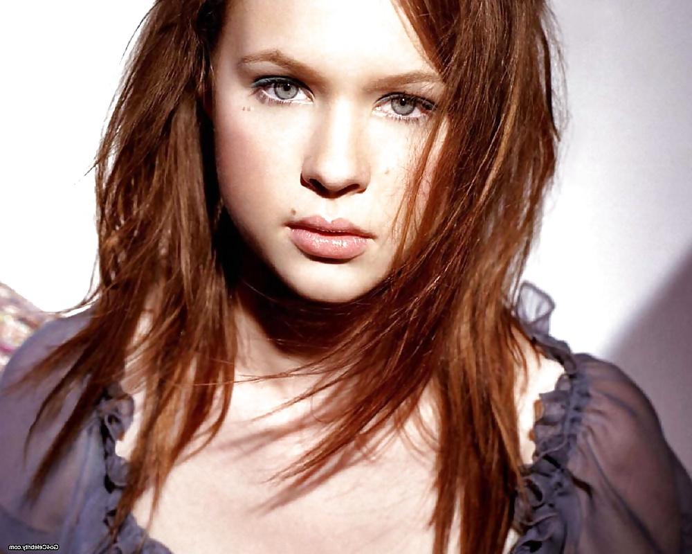 25P American Beauty Thora Birch vs. Mena Suvari